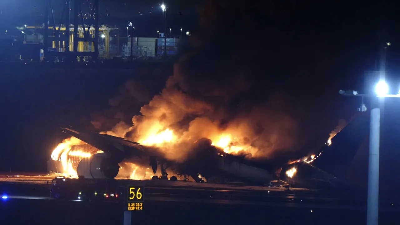 Un avion al Japan Airlines a luat foc pe pista aeroportului Haneda din Tokyo. Cinci persoane au murit