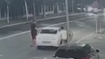 Un șofer de taxi, din Capitală, l-a bătut pe un client cu pumnii și picioarele, pentru că i-a crăpat parbrizul. Agresorul e cunoscut că practică boxul