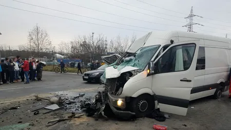 Două femei au murit după ce un microbuz a intrat într-un TIR