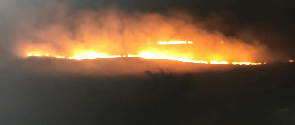 VIDEO | Incendiu la groapa de gunoi din Sighișoara. Pompierii încearcă să stingă mai multe focare
