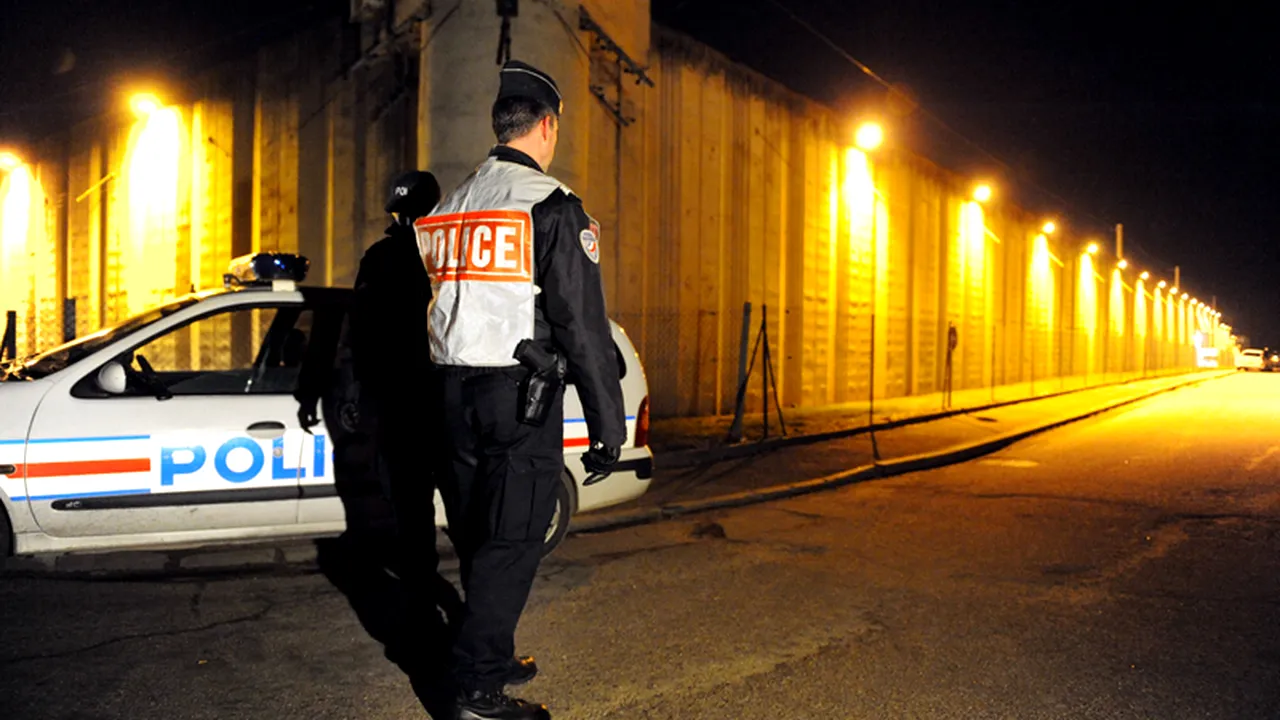 Trei români care furaseră piese de fier în Franța au fost prinși pentru că furgoneta lor a cedat din cauza încărcăturii de 2 TONE