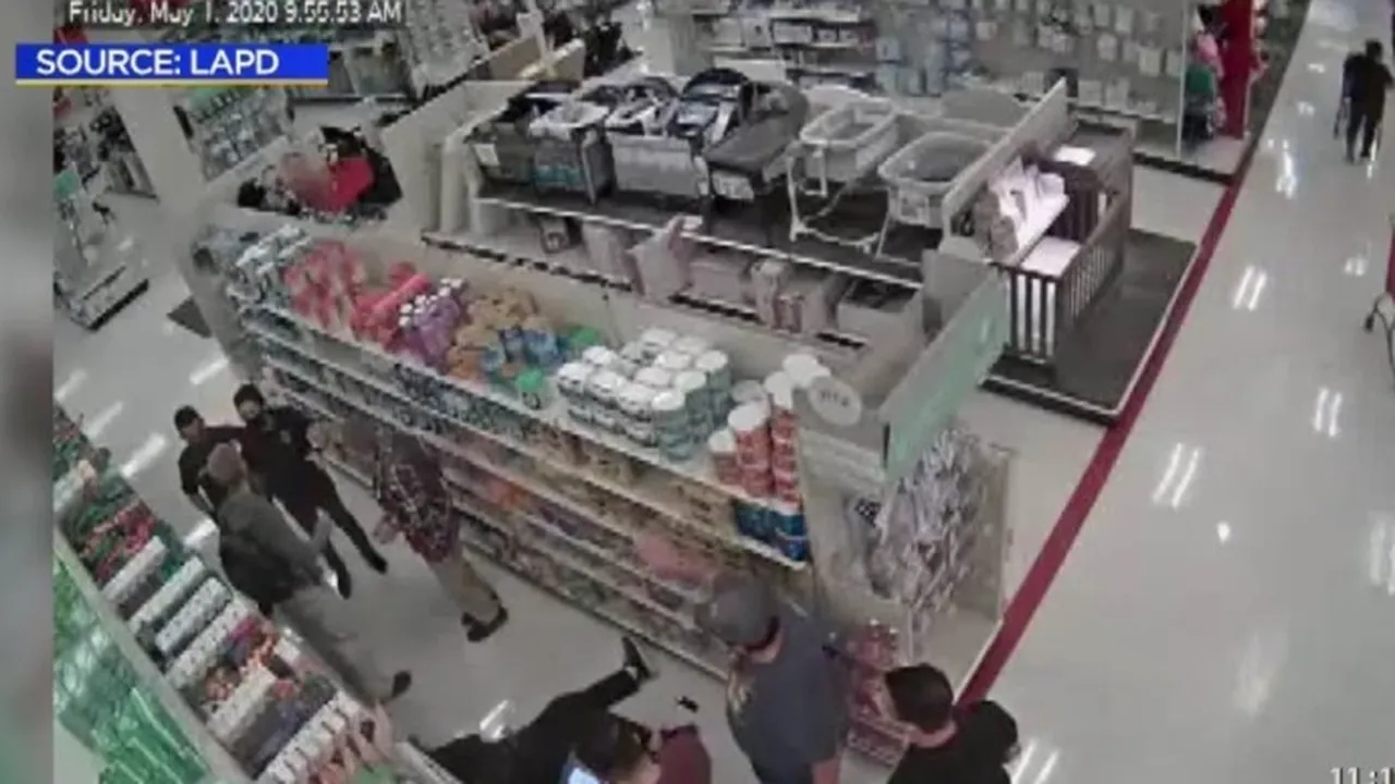 REGULĂ NERESPECTATĂ. Doi bărbați au fost arestați pentru că au refuzat să poarte mască sanitară într-un magazin