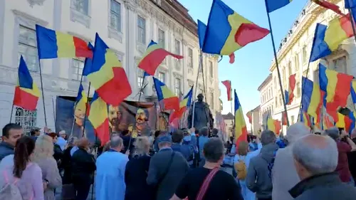 Protest la Sibiu, după inaugurarea statuii baronului Samuel von Brukenthal. Printre participanți se află și cântăreața Veta Biriș 