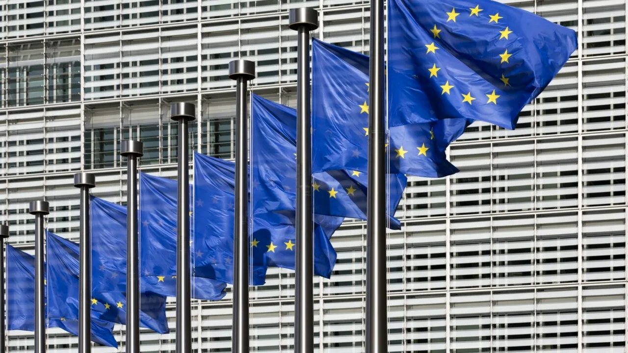 Comisia Europeană aplică AMENZI de sute de milioane de euro producătorilor auto, printre care Renault și Volkswagen