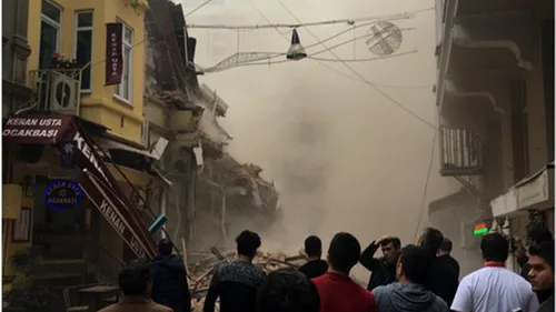 O clădire de cinci etaje s-a prăbușit la Istanbul