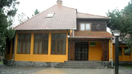 Casele de vânătoare deținute de Ceaușescu în Timiș și Sibiu pot fi închiriate de 1Mai și Paște. Cât plătești pentru o cameră