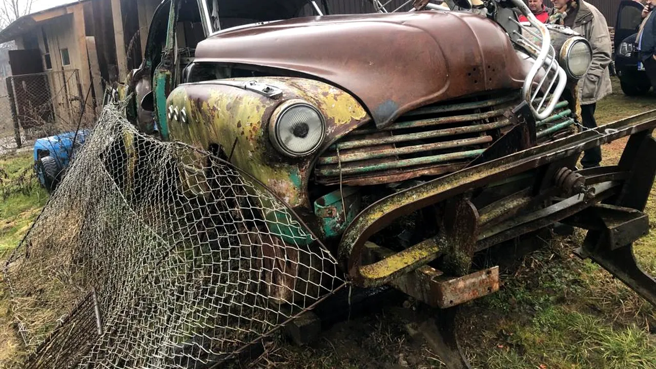 Mașina Buick din 1940 a lui Gheorghe Gheorghiu-Dej, găsită abandonată  pe câmp. Cum arată după ce a fost refăcută și pusă pe calea ferată