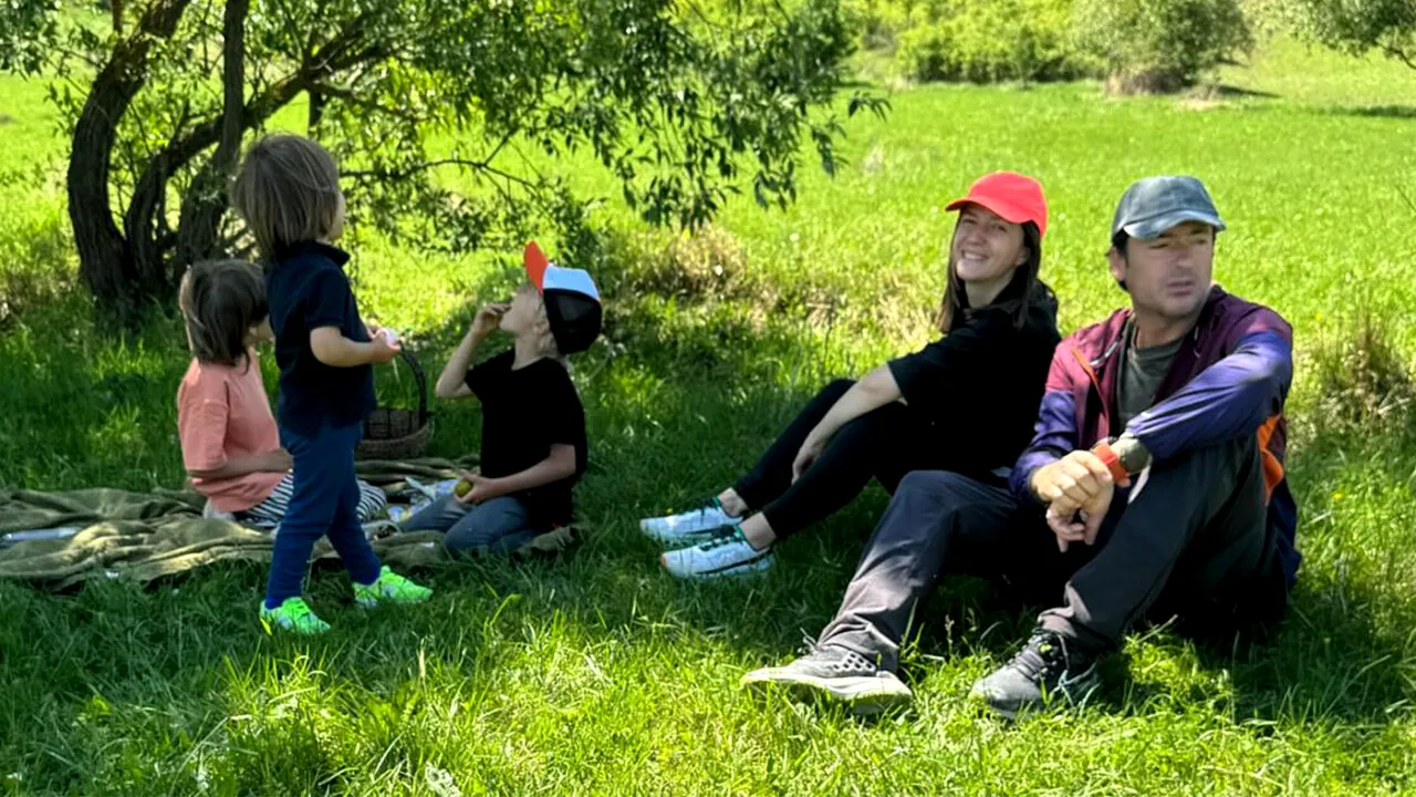 Suma este uriașă! Cât plătesc lunar Radu Vâlcan și Adela Popescu pentru școala privată a celor 3 copii