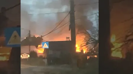 VIDEO | Incendiu puternic într-o comună din Argeș. Două case au ars complet, iar o altă locuință are acoperișul distrus