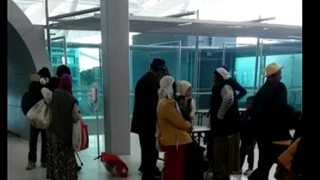 TABERELE DE ROMI din Londra revin în țară prin Otopeni/ Comentarii ACIDE în aeroport/ VIDEO