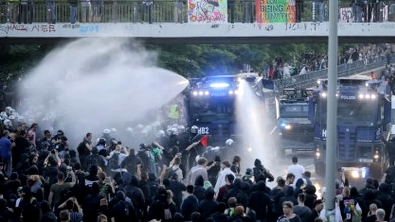 Papa, în fața tunurilor cu apă de la Hamburg