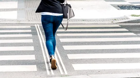 Cod Rutier 2025. Ce trebuie să facă șoferii la trecere, dacă pietonul e pe sensul opus, iar drumul e despărțit de scuar