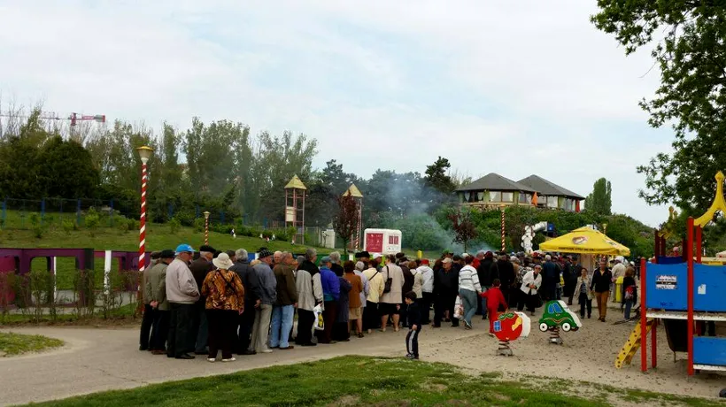 Sute de pensionari din Constanța, la cozi pentru berea și micii oferiți de primărie de 1 Mai