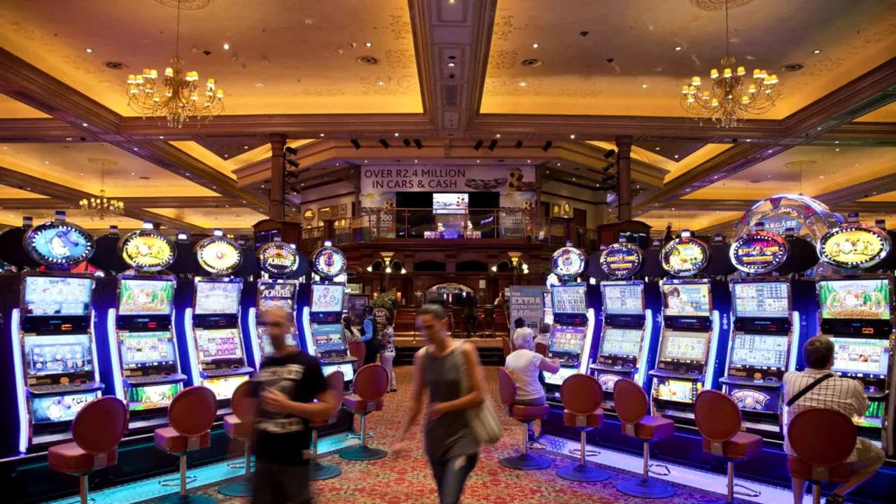 Un fost fotbalist și fiu de consilier din Teleorman și-a obligat iubita să fure bani din gestiunea unei săliu de jocuri și i-a jucat la păcănele