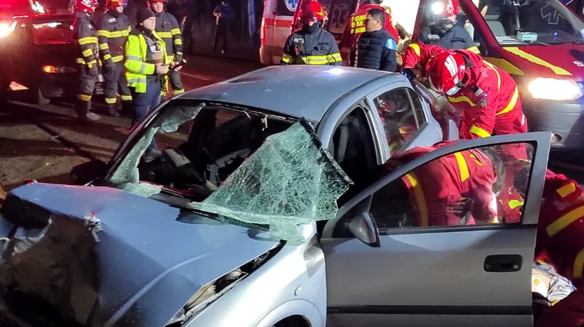 FOTO | O persoană a murit și alte patru au fost rănite după impactul a două autoturisme, pe un drum din județul Mureș