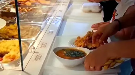 Staţiunea unde turiştii se îngrămădesc pentru mâncarea IEFTINĂ: „Mai bine aici decât în Mamaia”