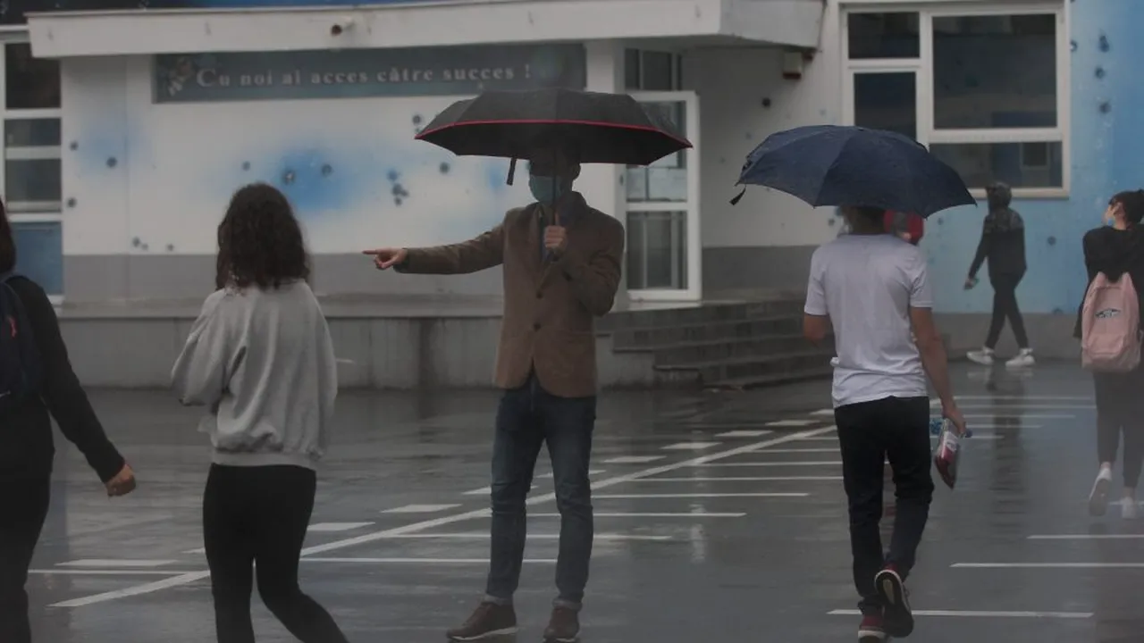 EXCLUSIV. Evaluarea Națională la matematică cu mai multe emoții, ploaie și tunel de dezinfecție: „Masca nu m-a încurcat, dar mi-a fost greu să-mi controlez emoțiile”