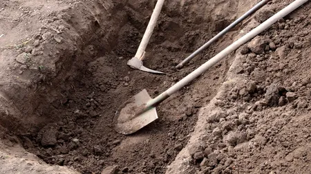 8 ȘTIRI DE LA ORA 8. Mormântul unui băiețel de doi ani, devastat de hoţi. Tatăl copilului: „Trebuie să suportăm şi treaba asta”