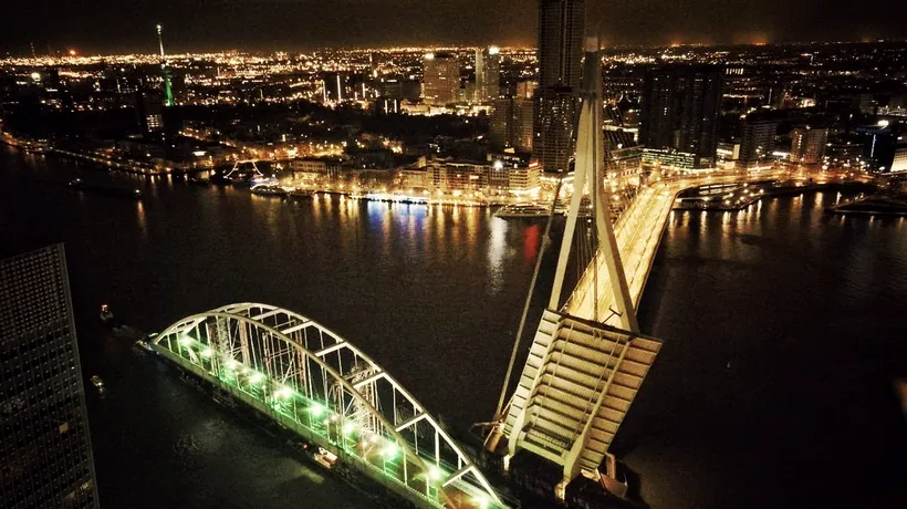 Un pod de 200 de metri lungime a fost mutat prin Rotterdam de-a lungul râului