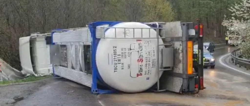 VIDEO | O cisternă plină cu ulei alimentar s-a răsturnat pe o șosea din Argeș
