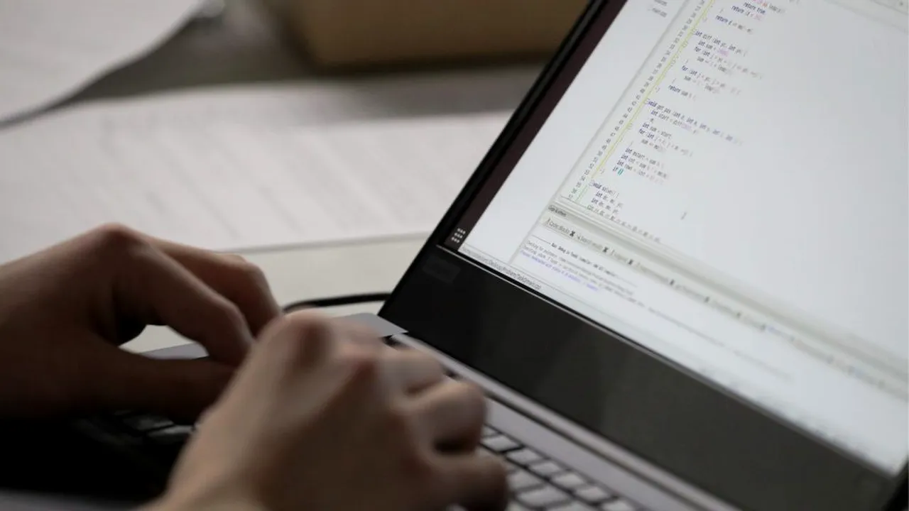 Guvernul ar câștiga un miliad de lei dacă ar elimina scutirea de impozit pe venit pentru angajații din IT