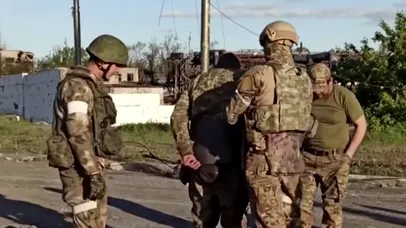 VIDEO | Rușii au făcut publice imagini cu soldații din Azovstal care s-au predat. Colonel FSB: „Nu pot fi lăsați în viață!”