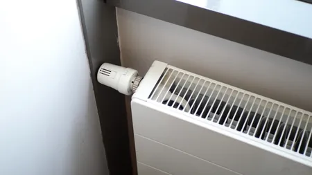 Cum poți păstra căldura în locuință fără să-ți crești factura la curent. Trucul simplu care poate fi aplicat zilnic