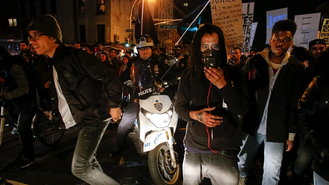 Doi polițiști, împușcați la un miting în apropiere de sediul poliției din Ferguson 