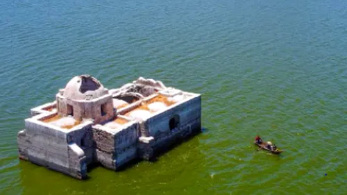 O biserică istorică mexicană a reieșit la suprafața apei unui lac după 40 de ani – FOTO