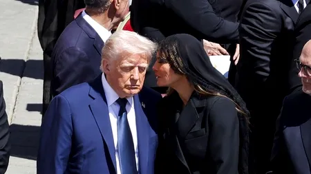 Ce i-a șoptit Melania lui Donlad Trump în timpul ceremoniei de înmormântare a Papei Francisc. Un cititor pe buze a spus tot