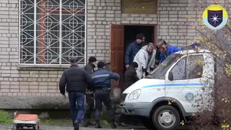 Un bărbat a aruncat în aer o sală de tribunal când a aflat că ucigașii copilului său nu-și primesc pedeapsa. Omul a murit după ce a detonat două grenade