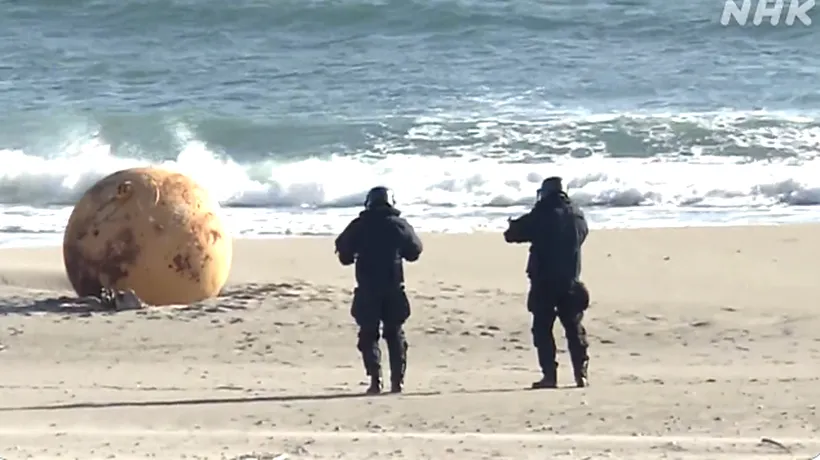 VIDEO | Sferă metalică MISTERIOASĂ, apărută pe o plajă din Japonia. Autoritățile au intrat în alertă