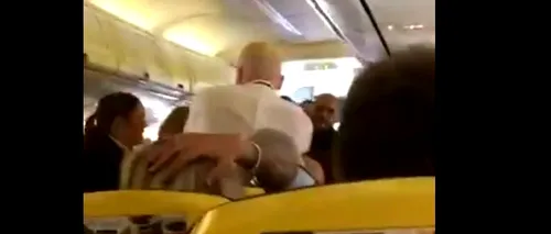 Motivul pentru care mai mulți pasageri s-au luat LA BĂTAIE într-un avion. Un bărbat s-a ales cu nasul spart, după ce a intervenit între scandalagii