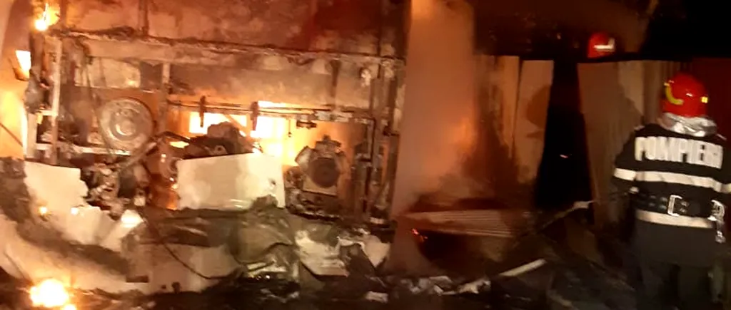 Un autobuz a luat foc în fața unei vopsitorii din Botoșani. Ce au descoperit pompierii, după ce au stins incendiul