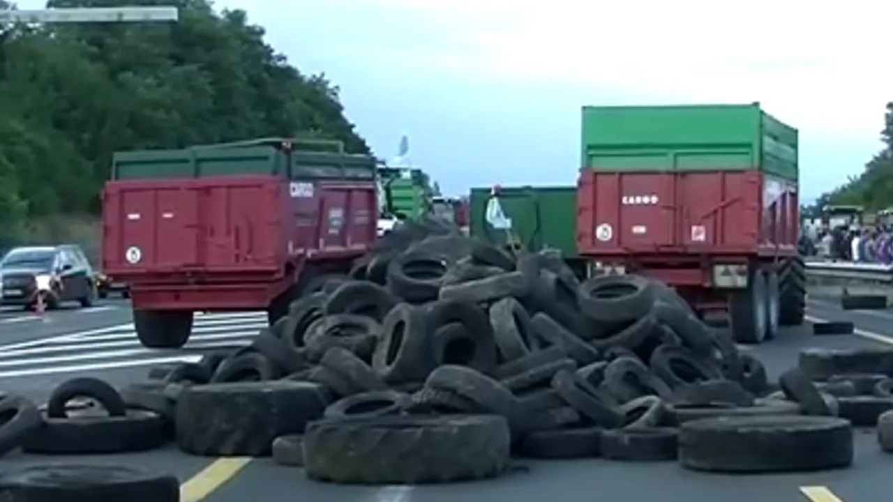 Avertisment pentru românii care merg în Europa: fermierii francezi blochează drumuri dinspre Spania și Germania