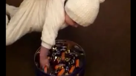 Un tătic britanic și bebelușul său, în 