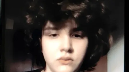 Fată de 13 ani din București, DISPĂRUTĂ de acasă. Minora a plecat spre școală, dar nu a ajuns la destinație