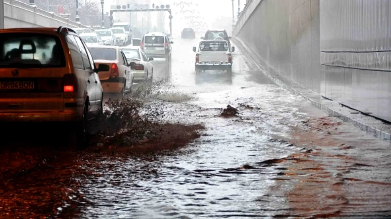 Pasajul Unirii a fost inundat, circulația este deviată