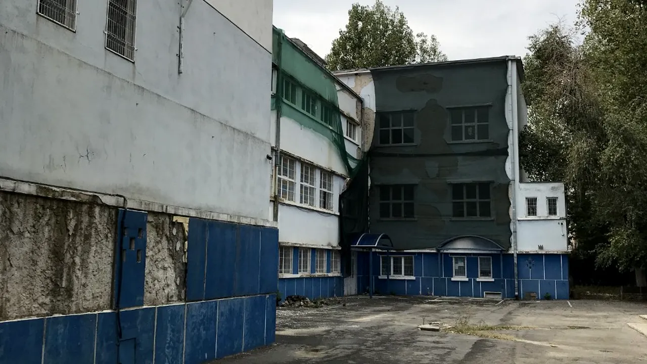 Primăria, REPETENTĂ la refacerea școlii cu tavanul căzut. Unitatea care a ars a fost DEMOLATĂ. Peste 1.000 de elevi sunt afectați