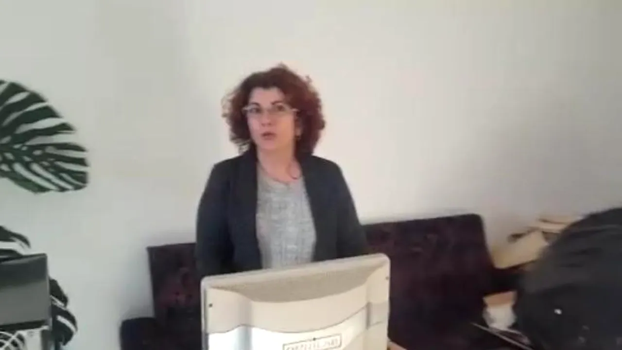 Alooo! Tovarășul primar! Un edil este acuzat că lasă o funcționară să lucreze pe HOL, în FRIG, fără dreptul de a STA pe scaun