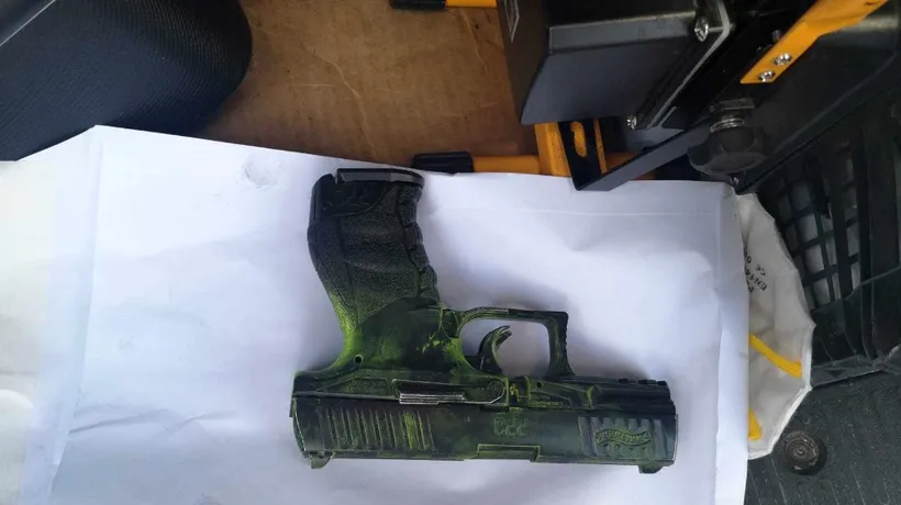Jaf în stil mafiot la Constanța: Doi adolescenți au amenințat cu un pistol și cu un cuțit un bărbat, căruia i-au furat mașina - FOTO