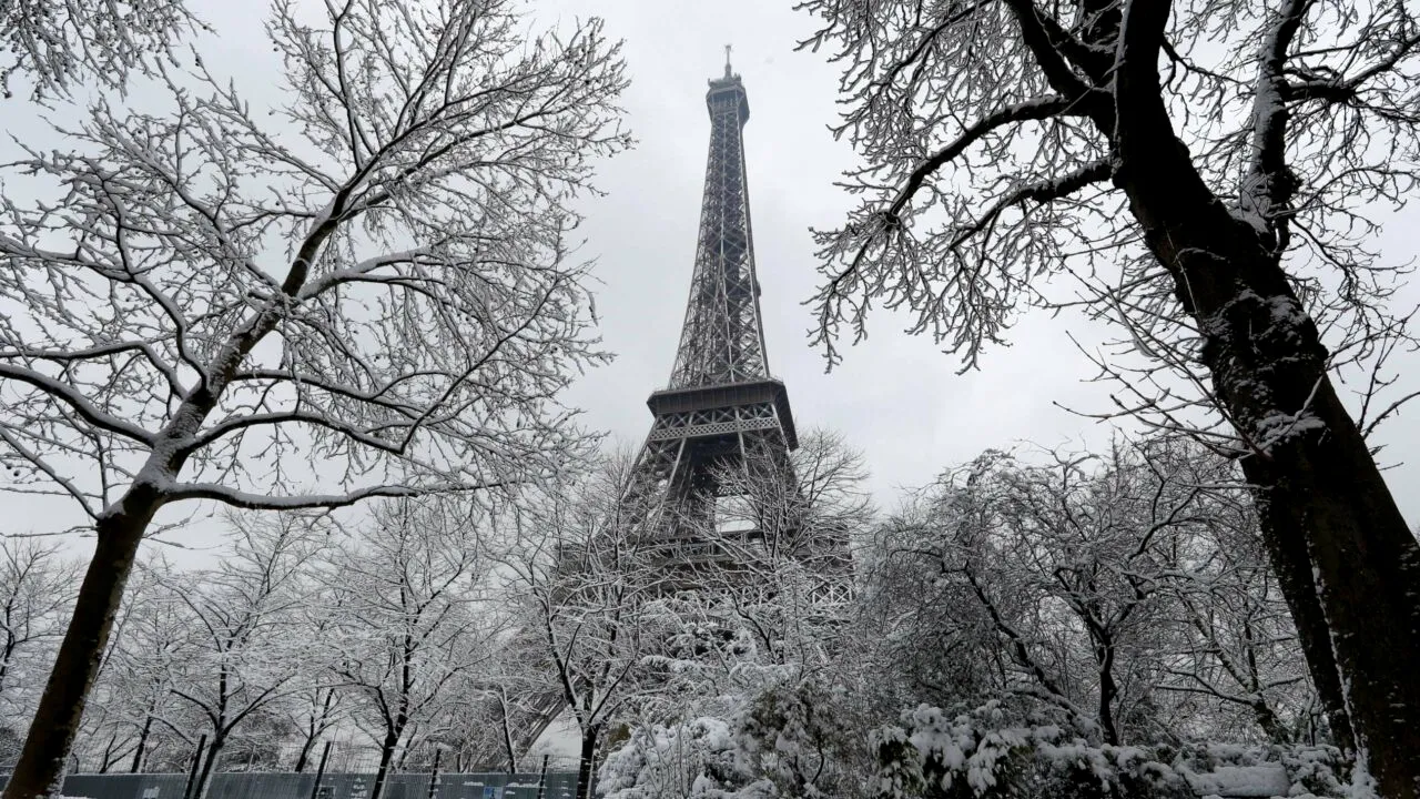 Parisul s-a trezit cu „haină albă”. Ninsoarea de noaptea trecută a acoperit străzile din capitala franceză și împrejurimi