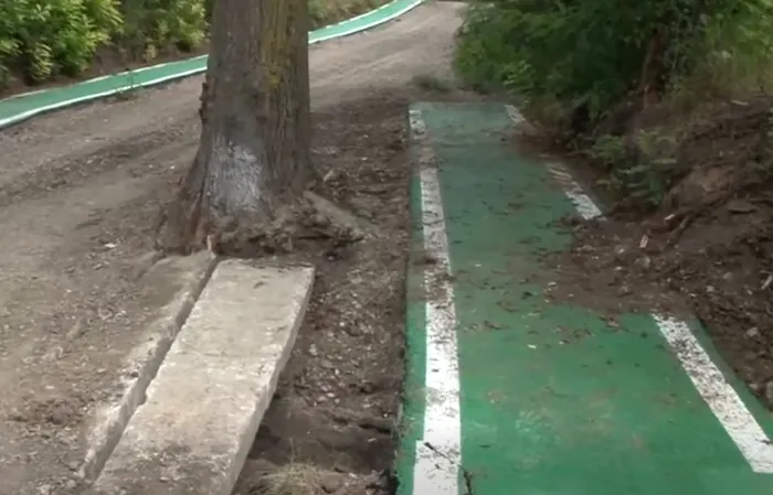 O pistă de biciclete de 120.000 de euro, din Iași, se termină în șanț și duce spre biserică și 2 cimitire. Acum se plimbă găinele pe ea