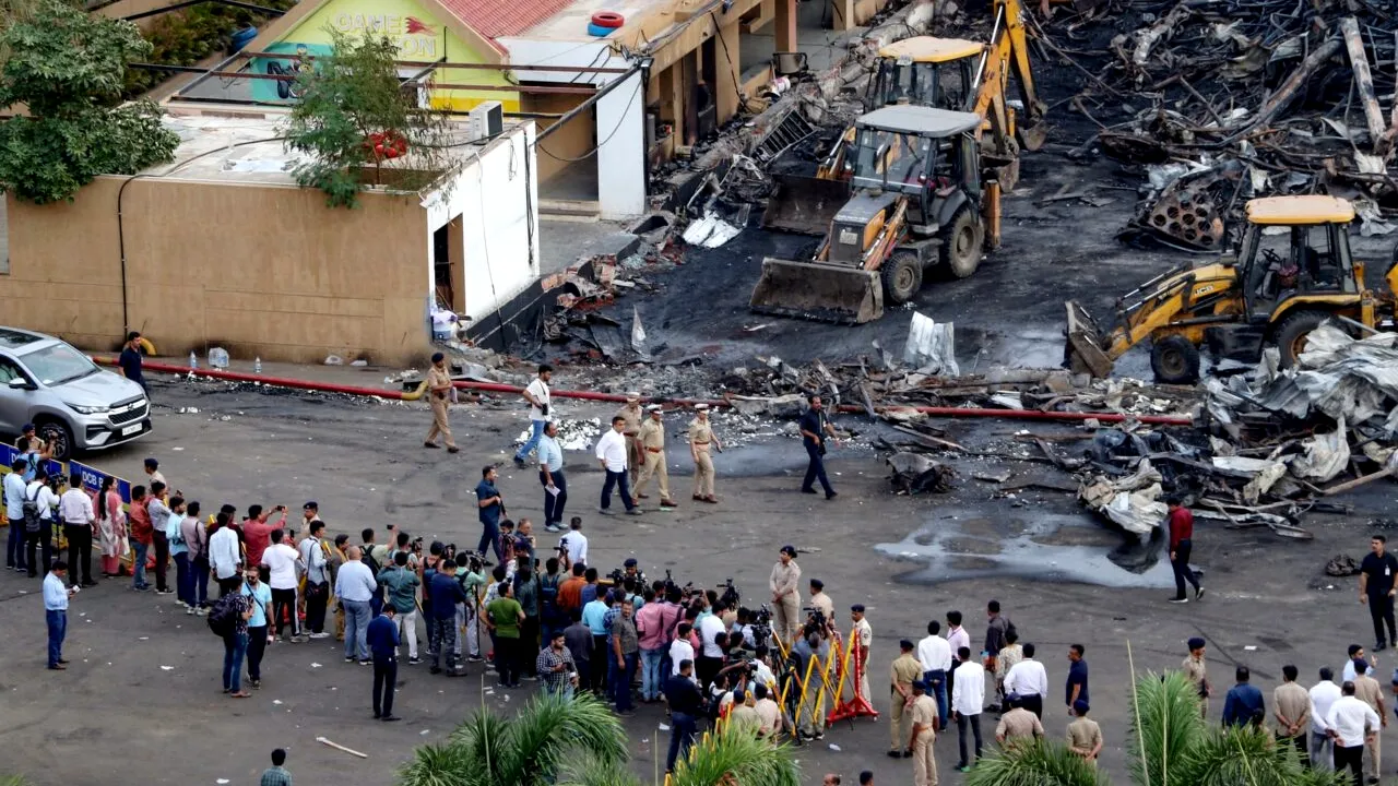 VIDEO | Cel puțin 27 de morți, dintre care 4 copii, într-un parc de distracții din India!