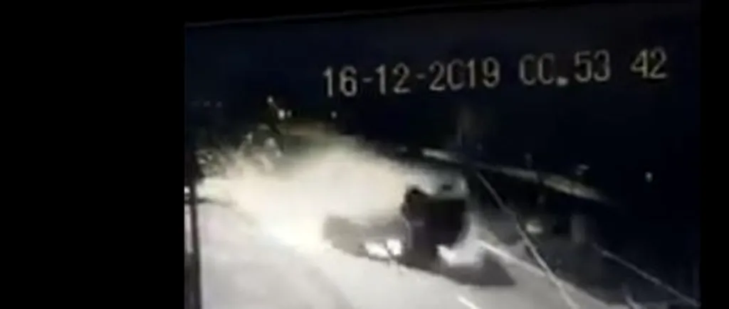 Un șofer care a căzut din mașina cu care s-a răsturnat în Craiova, a fost filmat când își căuta pantofii