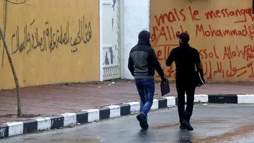 Inscripții contra ziariștilor de la Charlie Hebdo, pe un zid de la Centrul Cultural Francez din Gaza