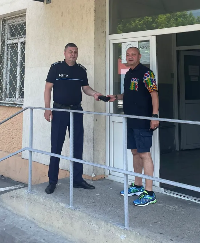 Un portofel cu o generoasă sumă de bani, restituit proprietarului / Sursa foto: IPJ Dolj
