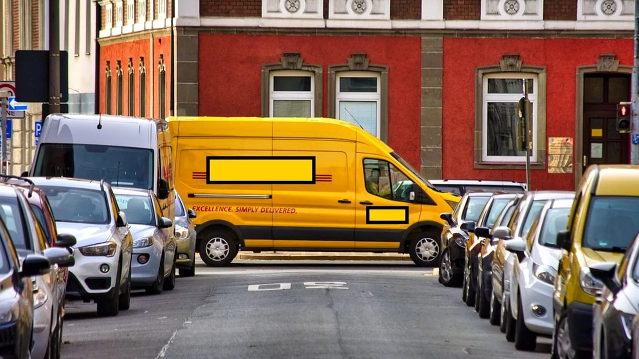 Un curier din Constanța a furat o geantă cu 80.000 lei din mașina firmei, apoi a înscenat un jaf. A spart și un geam al autoutilitarei, pentru a-i deruta pe anchetatori