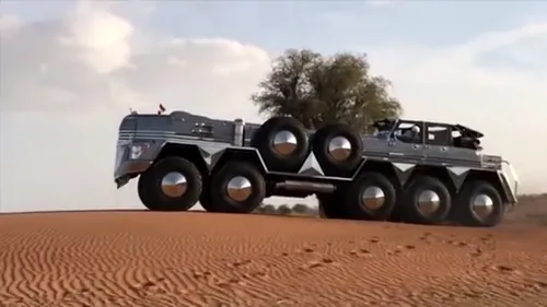 Jeep Mercedes și transportor militar. Cea mai BIZARĂ mașină-concept, cu 10 roți, aparține unui ȘEIC