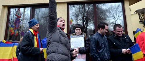 Protest în fața ambasadei Ungariei. Cine au fost protestatarii și ce susțin cei veniți să arboreze tricolorul. VIDEO